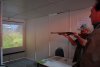 Místo na vojně se dnes učí střílet v laserové střelnici