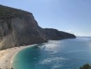 Lefkada. Západní pobřeží tohoto řeckého ostrova nabízí úchvatné pláže pod strmými skalními srázy.
