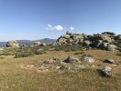 Žulové balvany, kvetoucí horské květiny. Krajina nad vesnicí Piornal, Španělsko