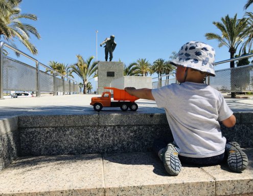 Obytňákem s dětmi. Junior zabraný do hry s tatrou u pomníku ve španělské Cartageně